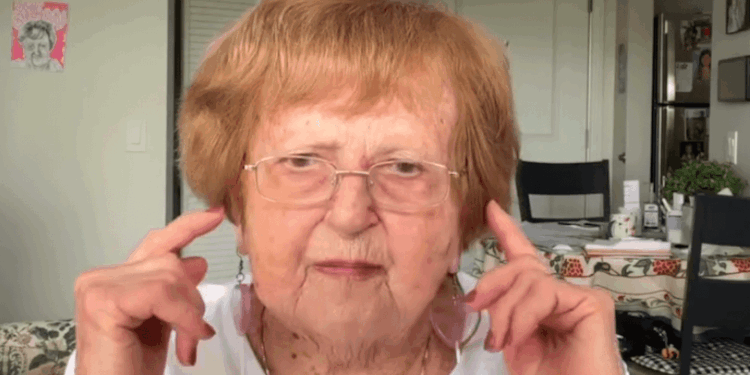 96-летняя блогерша выгоняют из дома престарелых за вечеринки