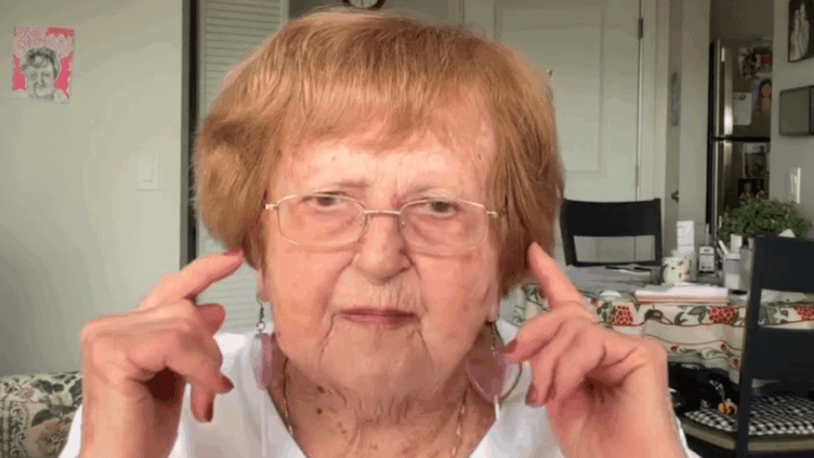 96-летняя блогерша выгоняют из дома престарелых за вечеринки