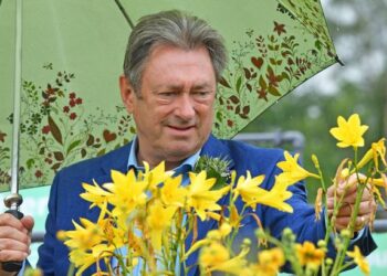 Алан Титчмарш не сдержал слёз, объясняя свой переезд: «Глаза полны слёз»