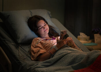 «Голосовые сообщения для Изабель»: новый ромком Netflix оказался неожиданно хорош