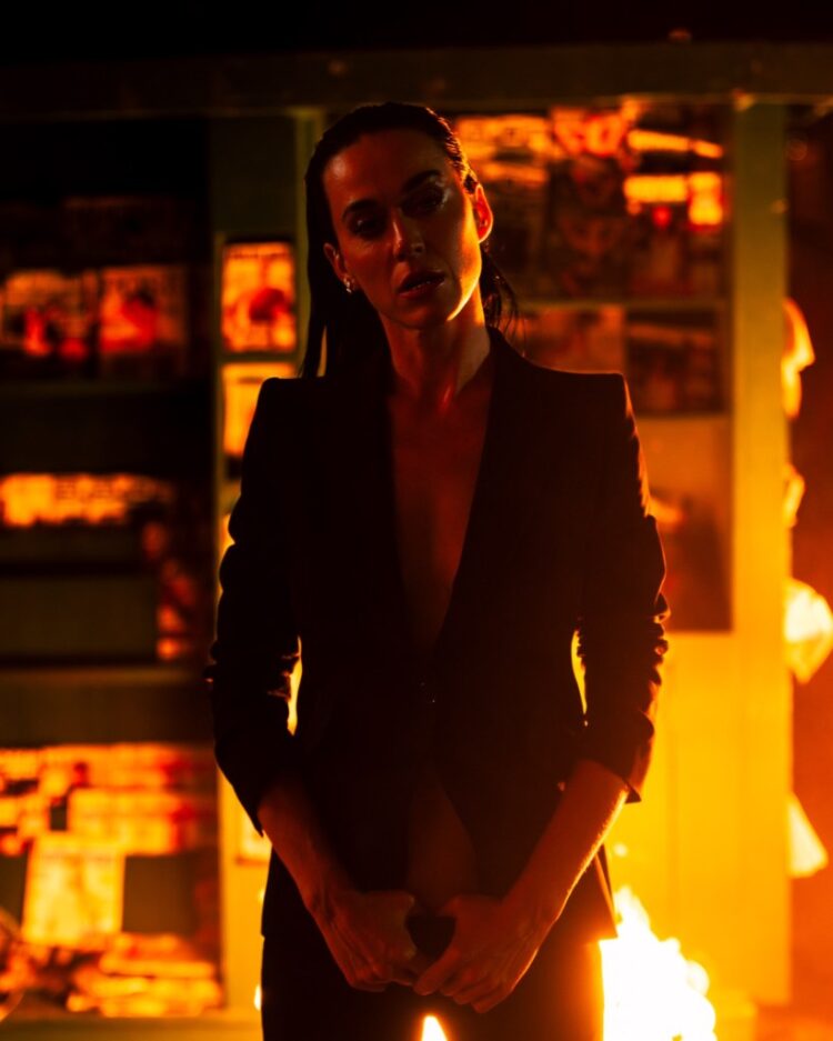 Кэти Перри сожгла токсичные отношения в новом клипе «Watch It Burn»