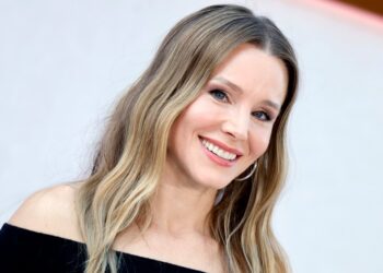 Кристен Белл показала идеальные летние сандалии за 24 доллара — и их уже можно купить