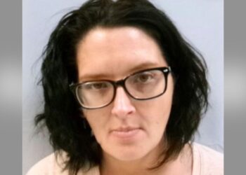 Мать оставила 5-летнего сына с аутизмом у оживленной трассы ради угона машины