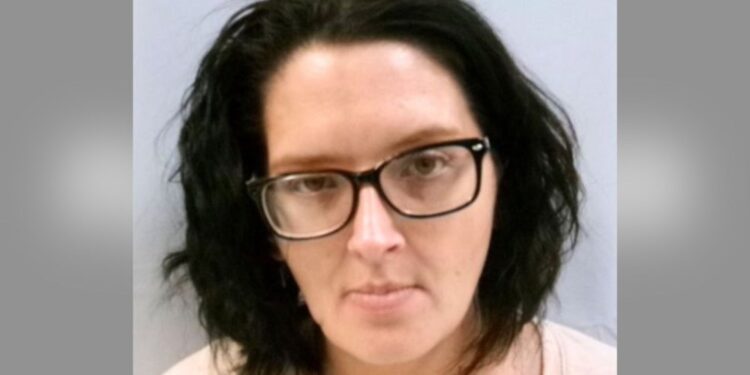 Мать оставила 5-летнего сына с аутизмом у оживленной трассы ради угона машины