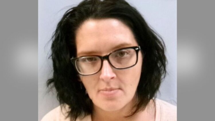 Мать оставила 5-летнего сына с аутизмом у оживленной трассы ради угона машины