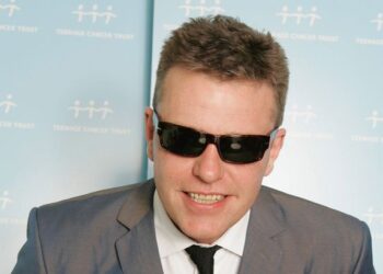 Саггс из Madness рассказал, как Боуи проверил, жив ли он после падения со сцены