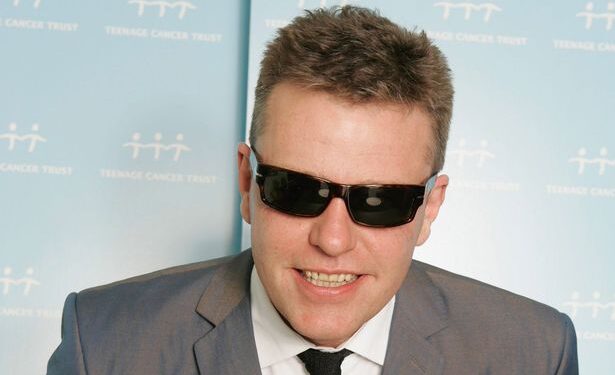 Саггс из Madness рассказал, как Боуи проверил, жив ли он после падения со сцены