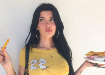 Сами Шин попала в больницу с инфекцией почек и рассказала о «загадочном медбрате»