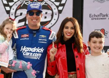 «Сердце разбито, но я — мать»: вдова гонщика NASCAR Кайла Буша о воспитании двоих детей после его смерти