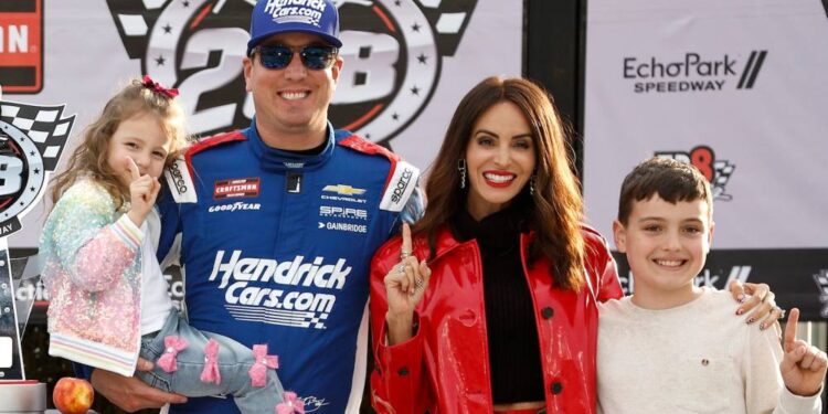 «Сердце разбито, но я — мать»: вдова гонщика NASCAR Кайла Буша о воспитании двоих детей после его смерти