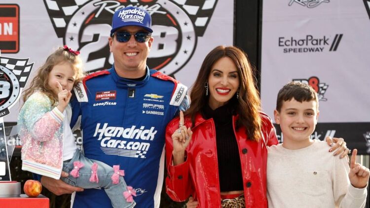 «Сердце разбито, но я — мать»: вдова гонщика NASCAR Кайла Буша о воспитании двоих детей после его смерти