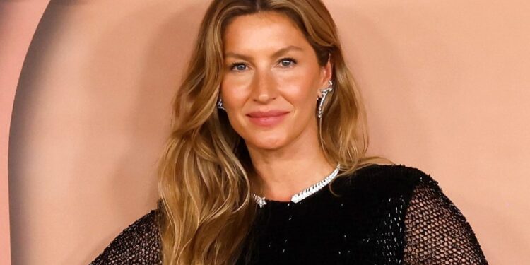 Живее всех живых: Жизель Бюндхен показала идеальный купальник для женщин за 40 — и он стоит всего 3000 рублей
