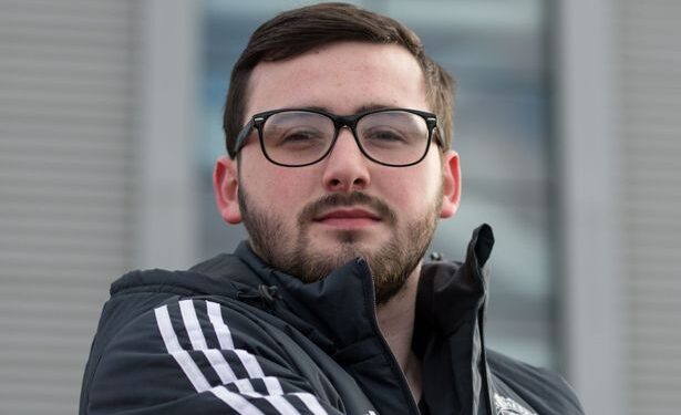 Звезда «Gogglebox» Шон Мэлоун перенёс операцию на мозге и показал шрам из больничной палаты