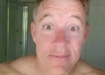 Бен Шепард вышел без рубашки и попал под шквал насмешек из-за названия косметики