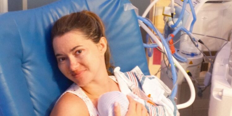 Блогерша Мэделин Уайт рассказала о «травматичных» родах: «Кровь текла по ногам, а меня просили продиктовать адрес»