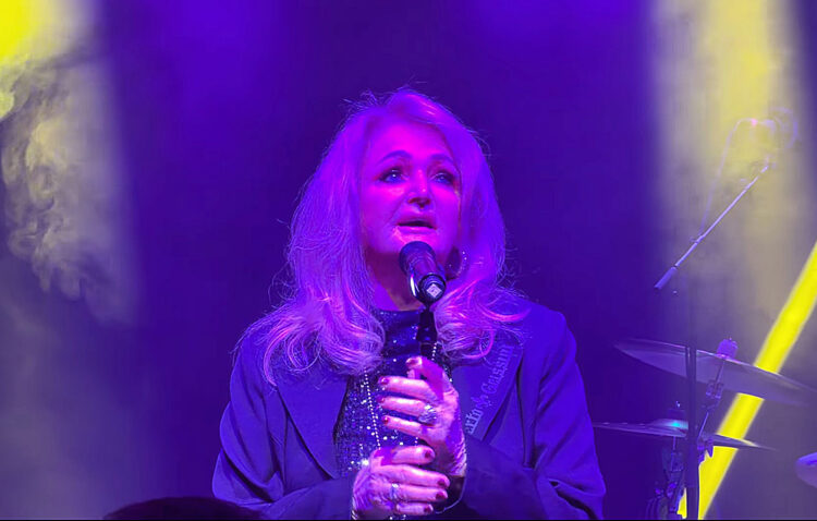 Бонни Тайлер спела свой хит «Total Eclipse of the Heart» за несколько недель до смерти