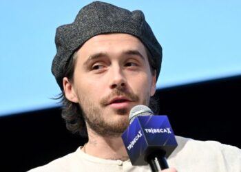 Бруклин Бекхэм обнимает родственников жены, пока Крус утешает Дэвида на Чемпионате мира