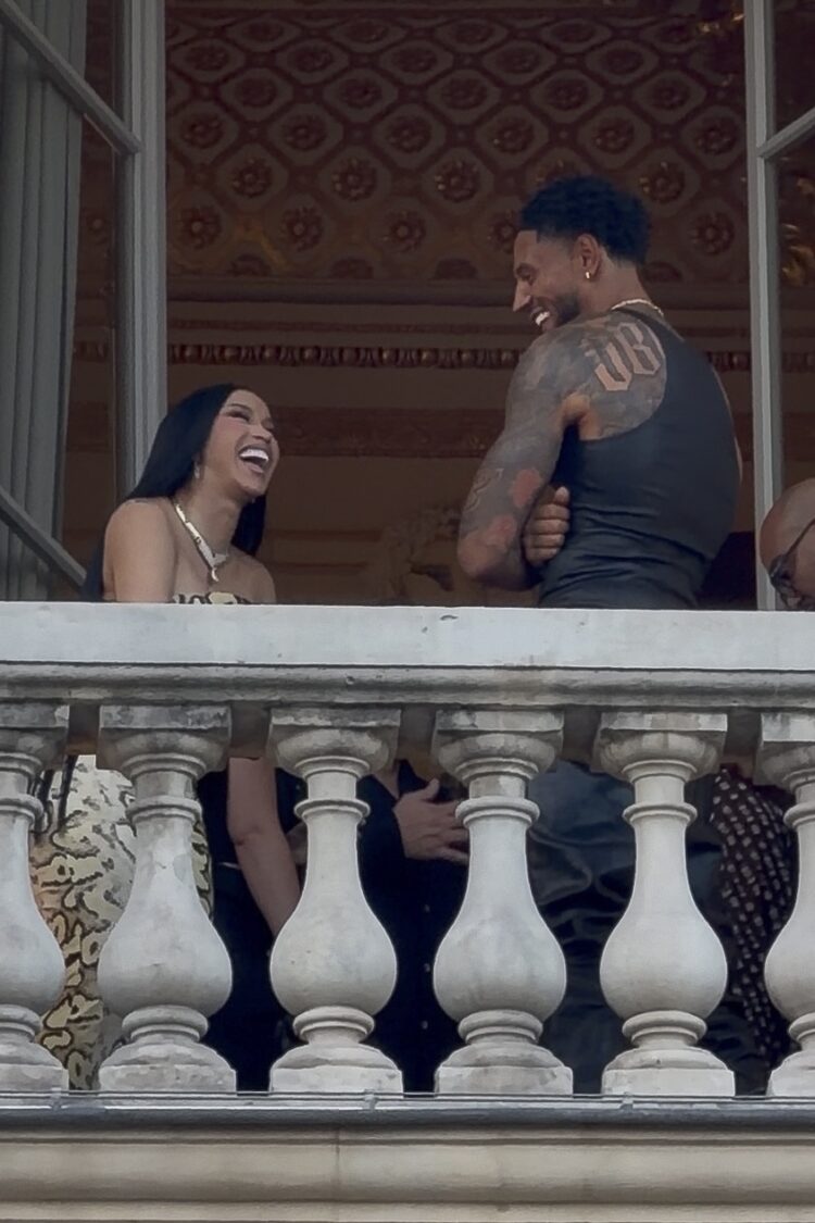 Cardi B и звезда футбола Мадука Окойе: флирт на неделе моды в Париже