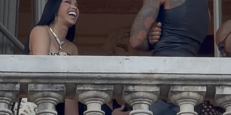 Cardi B и звезда футбола Мадука Окойе: флирт на неделе моды в Париже