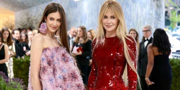 Дочь Николь Кидман и Кита Урбана вышла на подиум Dior в Париже