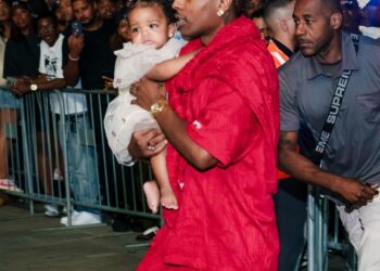 Дочь Рианны появилась на концерте Jay-Z в наряде Fendi за несколько тысяч долларов