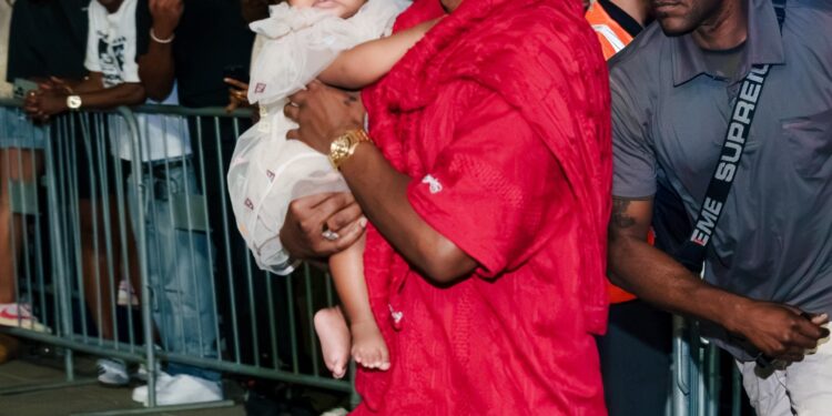 Дочь Рианны появилась на концерте Jay-Z в наряде Fendi за несколько тысяч долларов