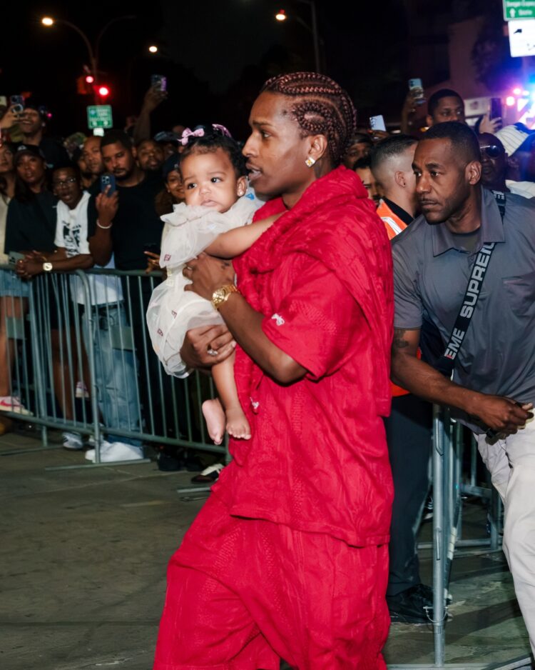 Дочь Рианны появилась на концерте Jay-Z в наряде Fendi за несколько тысяч долларов