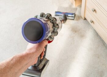 Dyson V8 Absolute: Беспроводной пылесос со скидкой почти 50% в Walmart