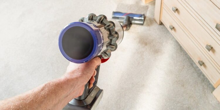 Dyson V8 Absolute: Беспроводной пылесос со скидкой почти 50% в Walmart