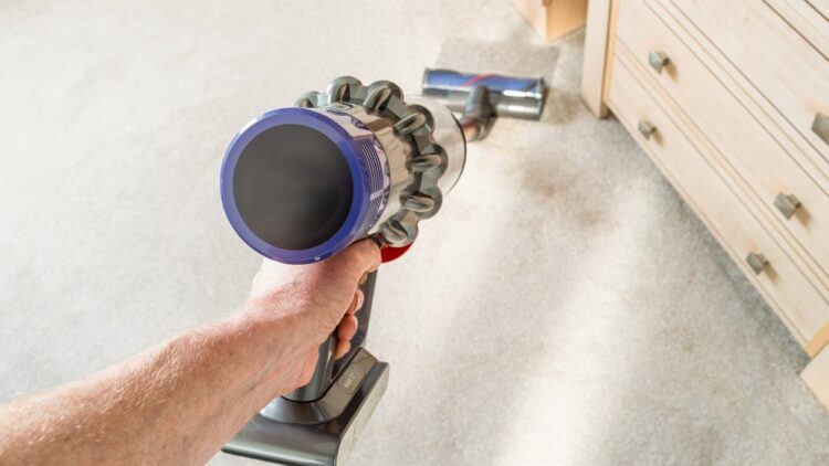 Dyson V8 Absolute: Беспроводной пылесос со скидкой почти 50% в Walmart