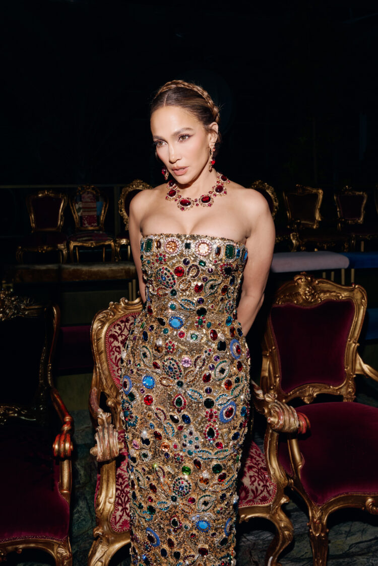 Дженнифер Лопес стала бриллиантовой королевой на показе Dolce & Gabbana в Италии