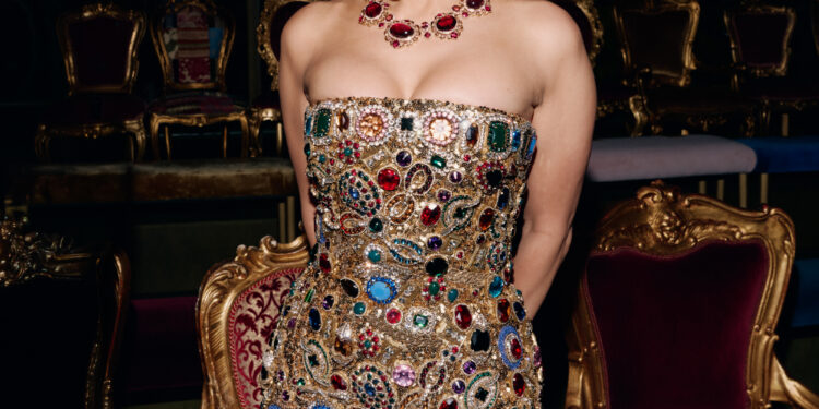 Дженнифер Лопес стала бриллиантовой королевой на показе Dolce & Gabbana в Италии