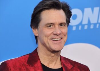 Джим Керри простился с режиссёром «Маски» Чаком Расселом. Тот ушёл из жизни в 74 года — и именно его Керри поблагодарил за «жемчужину» в своей фильмографии.