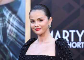 Джинсы Selena Gomez всё ещё в продаже: стильный образ по $258