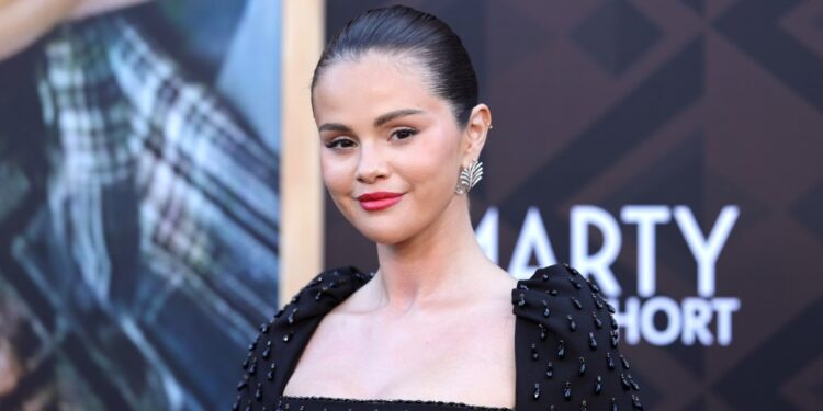 Джинсы Selena Gomez всё ещё в продаже: стильный образ по $258