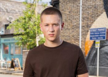 Джоэл Маршалл из «Жителей Ист-Энда»: у звезды сериала знаменитая мать и тётя