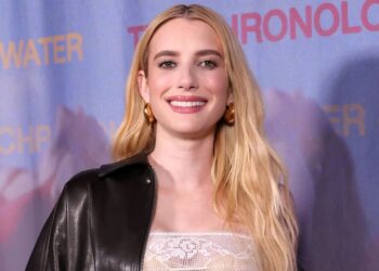 Эмма Робертс вышла замуж: платье-трансформер с пятью образами