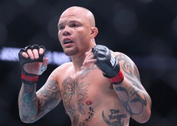 Энтони Смит под запретом: бойцу UFC закрыли контакты с женой после ареста