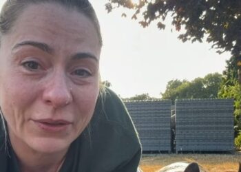 «Это не был самый лучший день рождения»: Звезда «X Factor» Люси Спрэгган разрыдалась в откровенном обращении