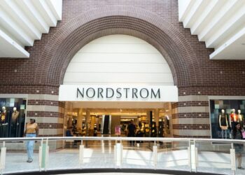 Грандиозная распродажа Nordstrom к 4 июля: скидки до 75% на 6000 товаров