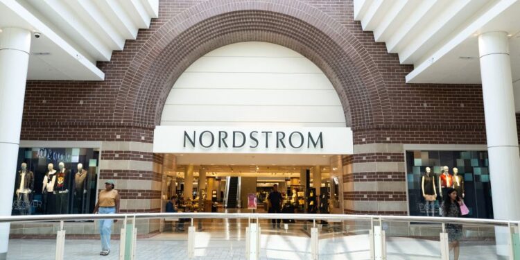 Грандиозная распродажа Nordstrom к 4 июля: скидки до 75% на 6000 товаров