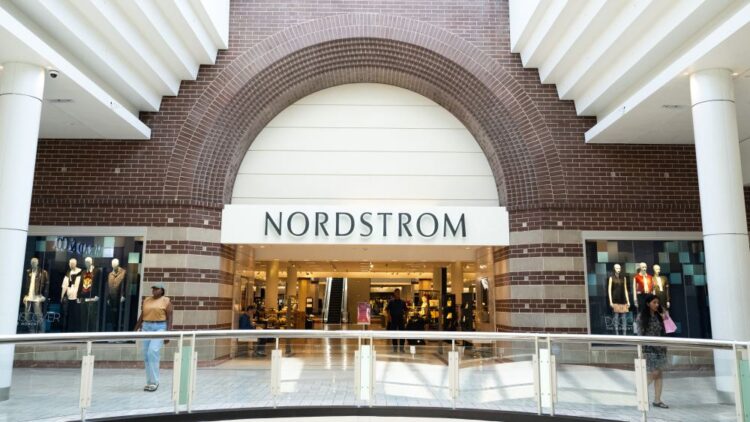 Грандиозная распродажа Nordstrom к 4 июля: скидки до 75% на 6000 товаров