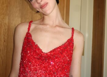 Грейси Абрамс удивила фанатов фото с Джо Элвином на фоне своей свадебной съемки в стиле Тейлор Свифт