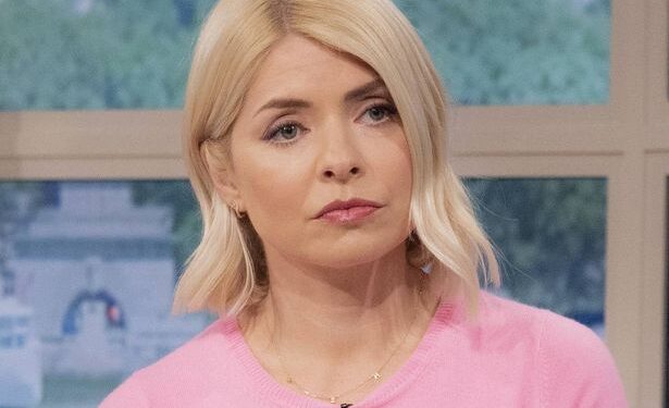 Холли Уиллоуби возвращается на экраны: новое шоу и розовый логотип