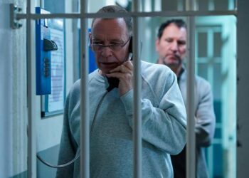 Итан Бил из EastEnders встретился в тюрьме с маньяком Греем Аткинсом: первые кадры