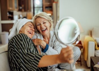 Как гель за 18 долларов помирил поколения: 58-летняя мама украла SPF, и теперь они обе ходят без тональника