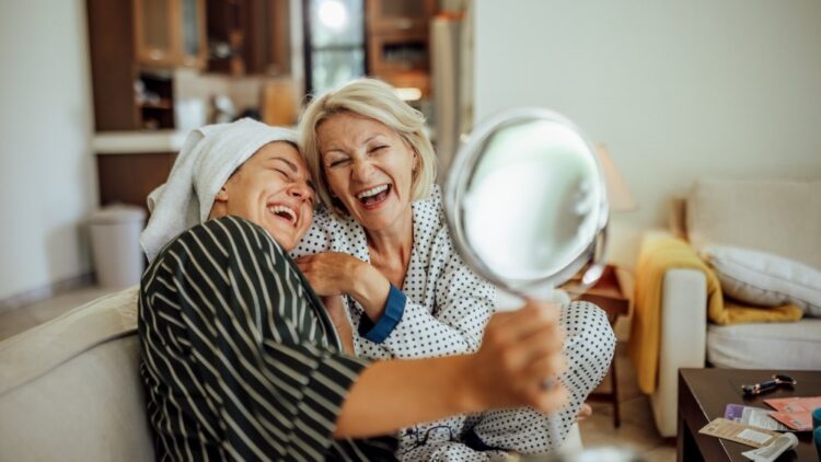 Как гель за 18 долларов помирил поколения: 58-летняя мама украла SPF, и теперь они обе ходят без тональника