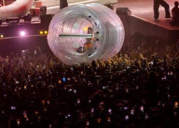 Кэти Перри застряла внутри надувной бутылки на концерте Isle of MTV