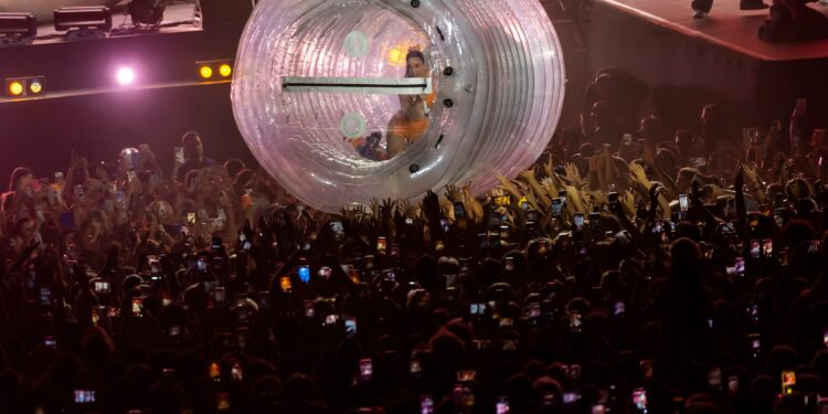 Кэти Перри застряла внутри надувной бутылки на концерте Isle of MTV