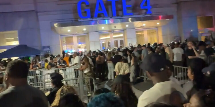 Концерт Jay‑Z на Yankee Stadium обернулся хаосом: фанаты прорвали охрану